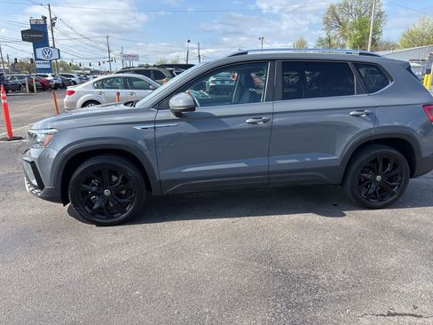 Used 2023 Volkswagen Taos SE w/ Panoramic Sunroof Package image 4