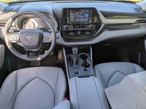 Used 2021 Toyota Highlander XLE image 17