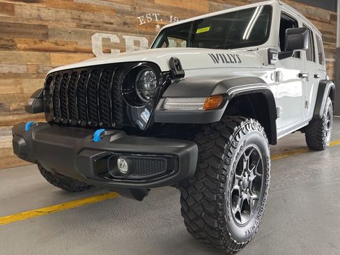 Used 2023 Jeep Wrangler Unlimited w/ Sun & Screen Package image 21