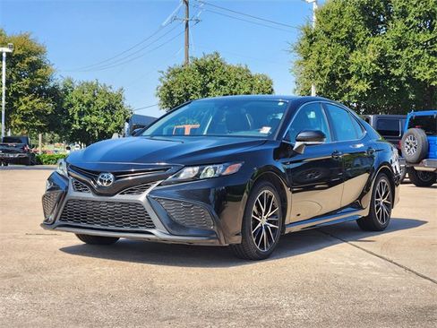Used 2024 Toyota Camry SE image 3