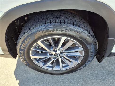 Used 2019 Toyota Highlander XLE image 24