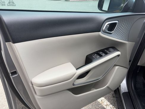 Used 2023 Kia Soul LX FWD image 5