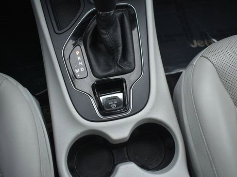 Used 2019 Jeep Cherokee Limited image 31