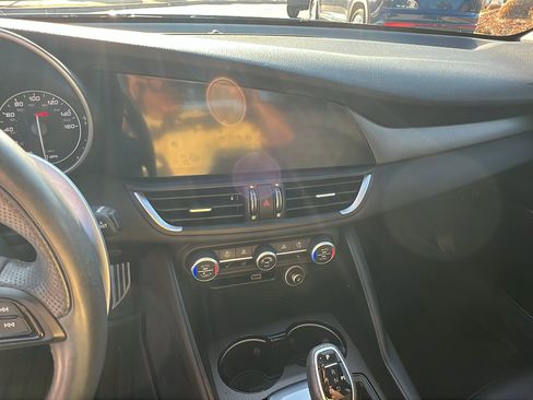 Used 2022 Alfa Romeo Giulia Veloce image 31