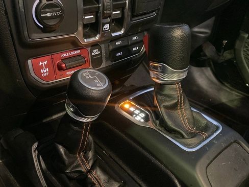 Used 2023 Jeep Gladiator Mojave w/ Cold Weather Group image 25