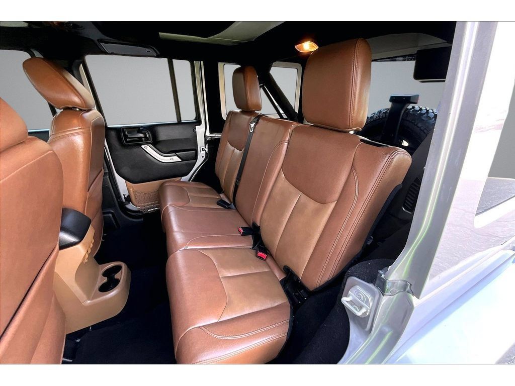 Used 2017 Jeep Wrangler Unlimited Rubicon w/ Connectivity Group AWD/4WD image 34