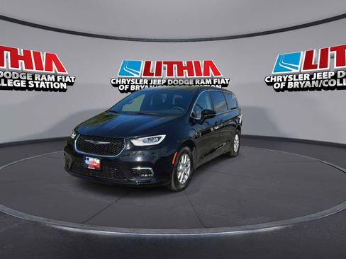 New 2026 Chrysler Pacifica Select image 3