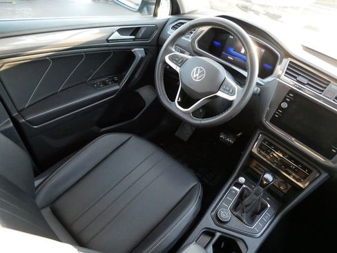 Used 2022 Volkswagen Tiguan SE image 9