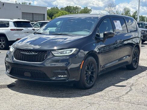 Used 2023 Chrysler Pacifica Limited w/ Uconnect Theater Family Group FWD image 7