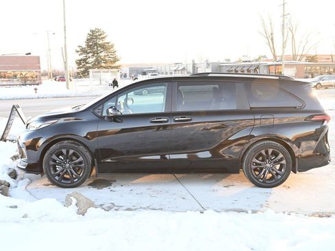 Used 2025 Toyota Sienna XSE image 8