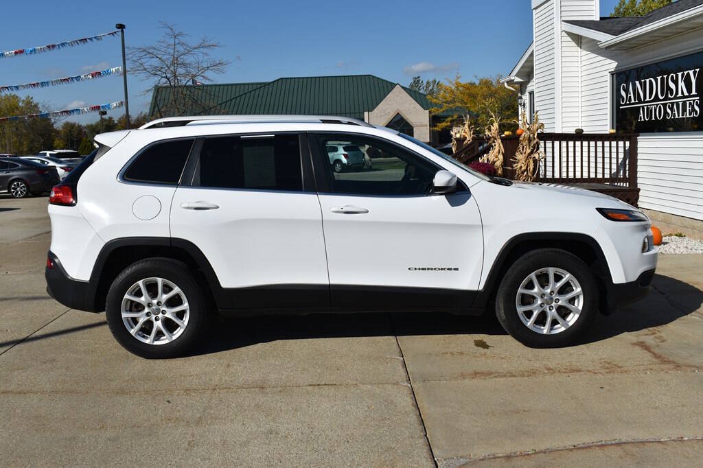 Used 2018 Jeep Cherokee Latitude Plus w/ Cold Weather Group AWD/4WD image 2