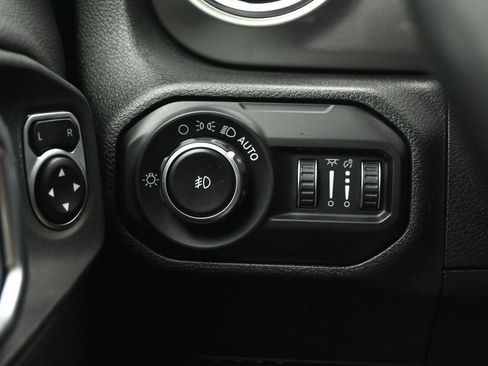 Used 2020 Jeep Wrangler Unlimited Sahara w/ Dual Top Group AWD/4WD image 25