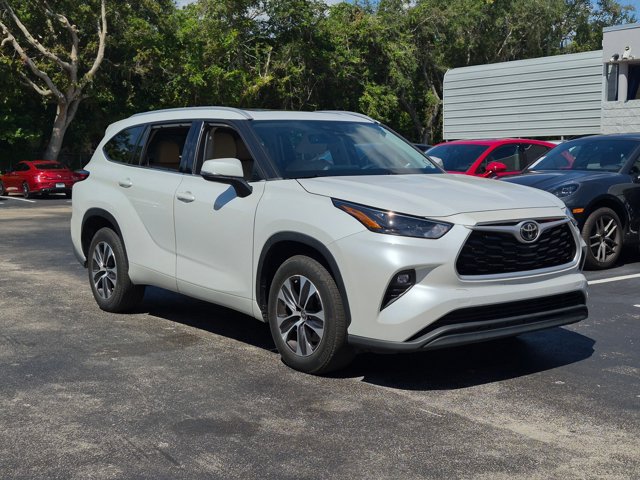 Used 2022 Toyota Highlander XLE FWD image 3
