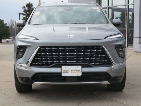 Used 2025 Buick Enclave Avenir image 2