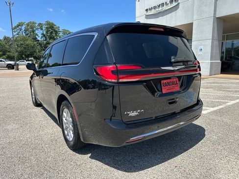 Certified 2025 Chrysler Pacifica Select FWD image 8