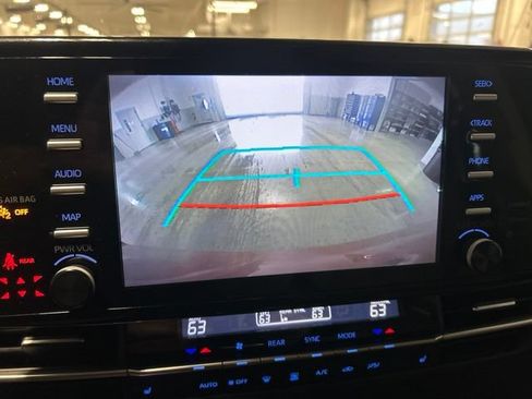 Used 2023 Toyota Sienna XLE FWD image 17