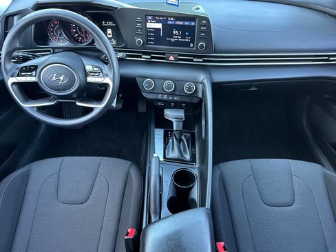 Used 2022 Hyundai Elantra SE FWD image 13