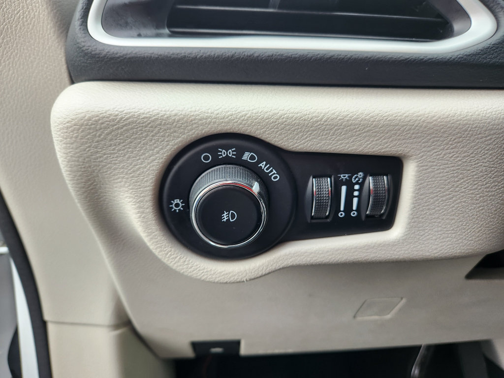 Used 2023 Chrysler Pacifica Touring-L FWD image 40