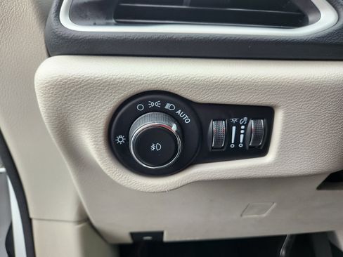 Used 2023 Chrysler Pacifica Touring-L FWD image 40
