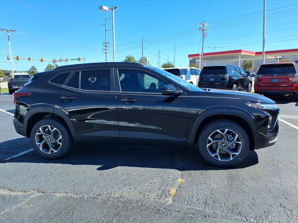 New 2026 Chevrolet Trax LT w/ LT Convenience Package FWD image 2