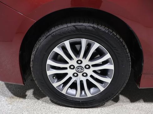 Used 2020 Toyota Sienna XLE image 7