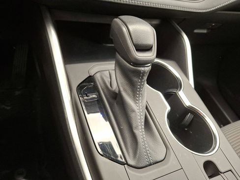 Certified 2022 Toyota Highlander L image 12