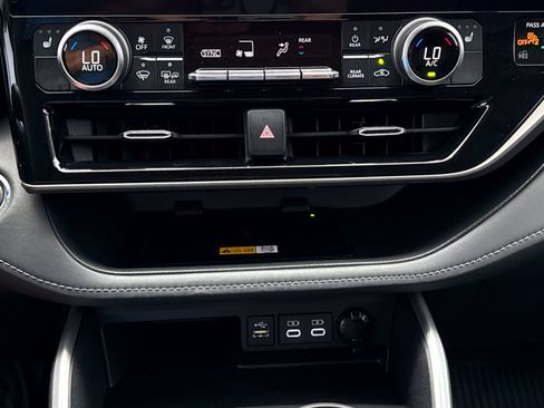 Used 2023 Toyota Highlander XLE FWD image 28