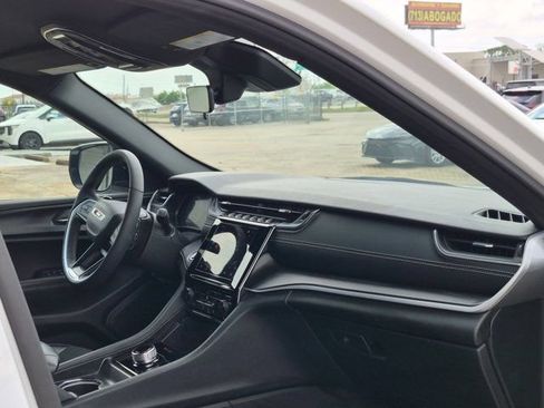 Used 2025 Jeep Grand Cherokee Altitude AWD/4WD image 28