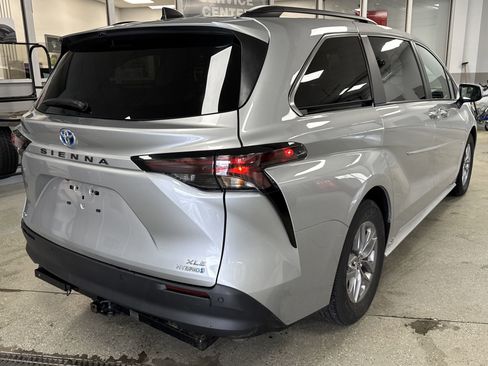 Used 2023 Toyota Sienna XLE image 3