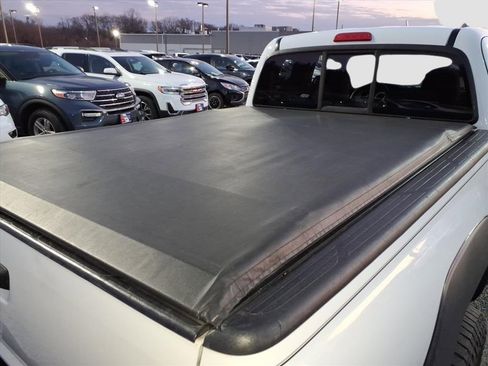 Used 2014 Toyota Tacoma 4x4 Access Cab image 18