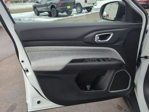 Used 2024 Jeep Compass Latitude image 31