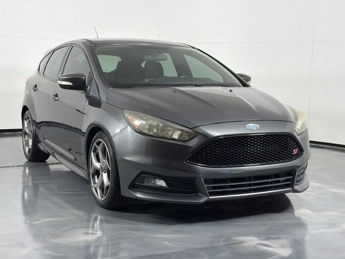 Used 2017 Ford Focus ST FWD image 3