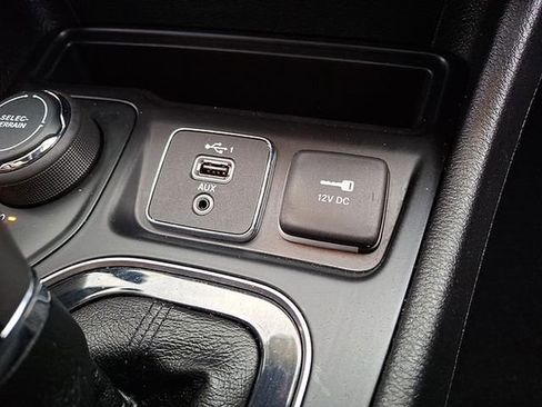 Used 2020 Jeep Cherokee Limited image 26