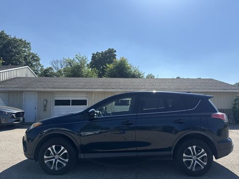 Used 2018 Toyota RAV4 LE FWD image 7
