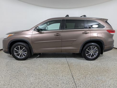 Used 2017 Toyota Highlander XLE FWD image 4