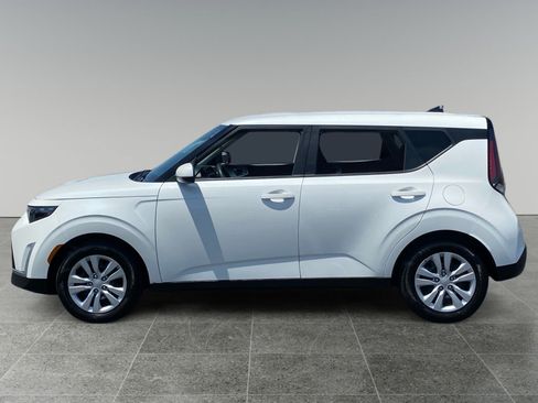 Used 2023 Kia Soul LX FWD image 2