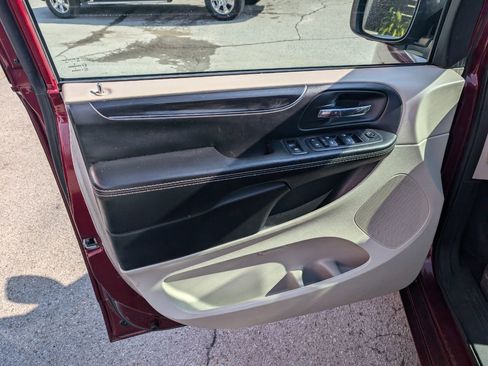 Used 2017 Dodge Grand Caravan SXT image 11