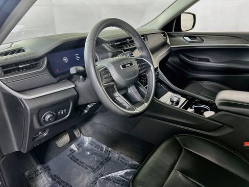 Used 2023 Jeep Grand Cherokee Limited w/ Black Appearance Package AWD/4WD image 9