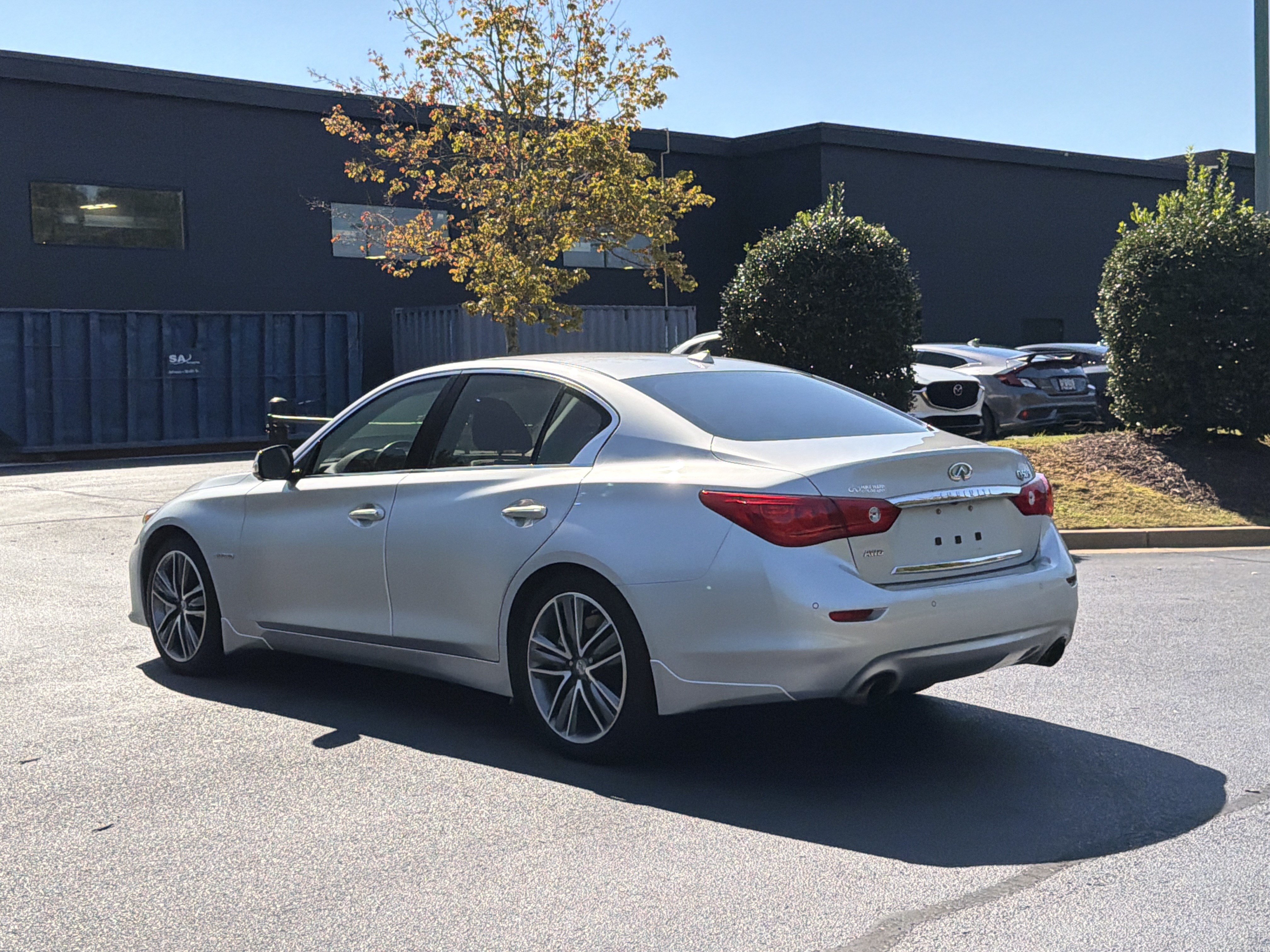 Used 2015 INFINITI Q50 Hybrid AWD w/ Deluxe Technology Package image 12