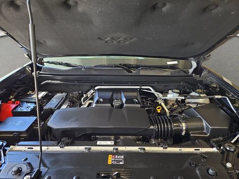 Used 2025 Chevrolet Colorado ZR2 w/ Technology Package AWD/4WD image 33
