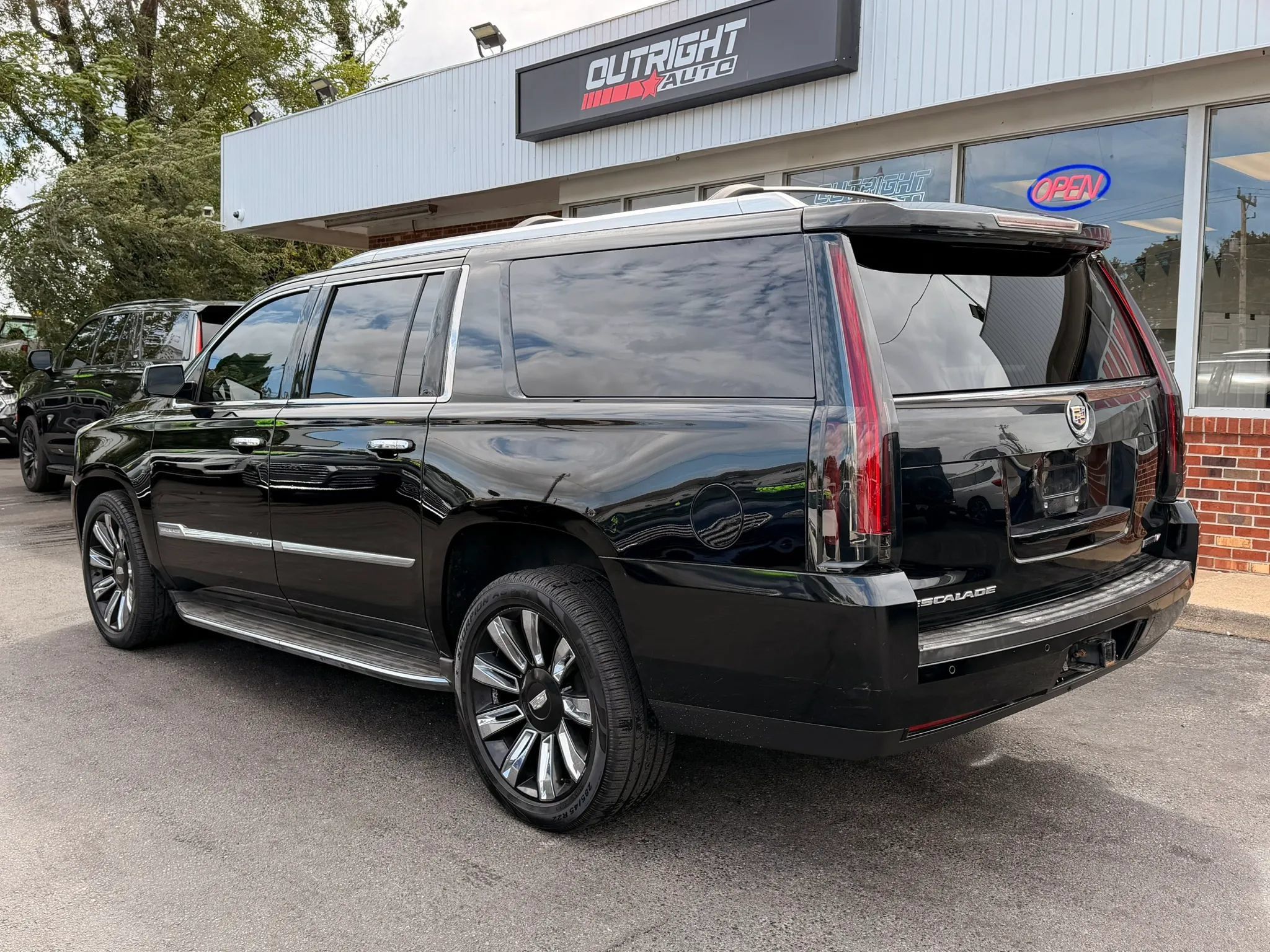 Used 2015 Cadillac Escalade ESV Luxury AWD/4WD image 2
