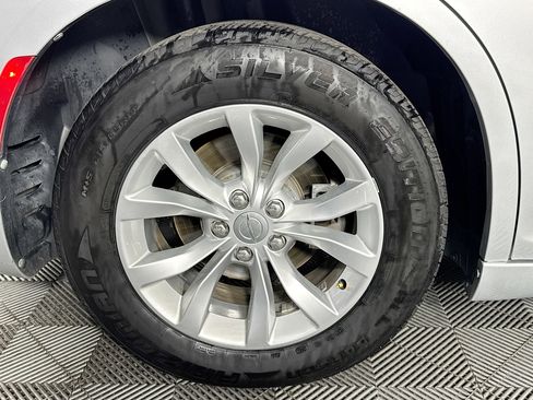 Used 2020 Chrysler 300 Touring image 32