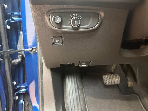 Used 2021 GMC Terrain SLE w/ Driver Convenience Package image 18