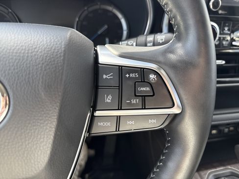 Used 2020 Toyota Highlander Limited image 23