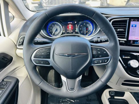 Used 2024 Chrysler Pacifica Touring-L image 16