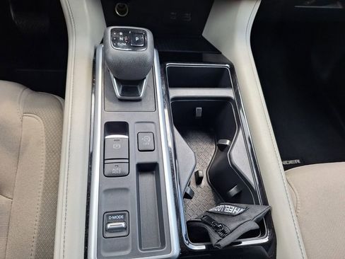 Used 2024 Nissan Pathfinder SV FWD image 17