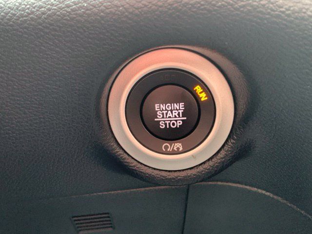 Used 2025 Chrysler Pacifica Select FWD image 21