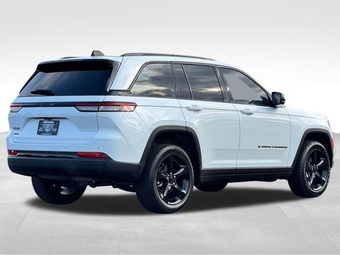 Used 2023 Jeep Grand Cherokee Altitude AWD/4WD image 7