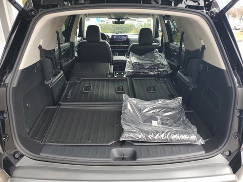 New 2026 Nissan Pathfinder Platinum image 5