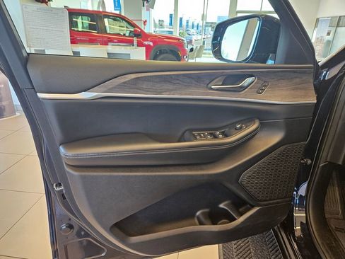 Used 2024 Jeep Grand Cherokee L Limited w/ Black Appearance Package image 13